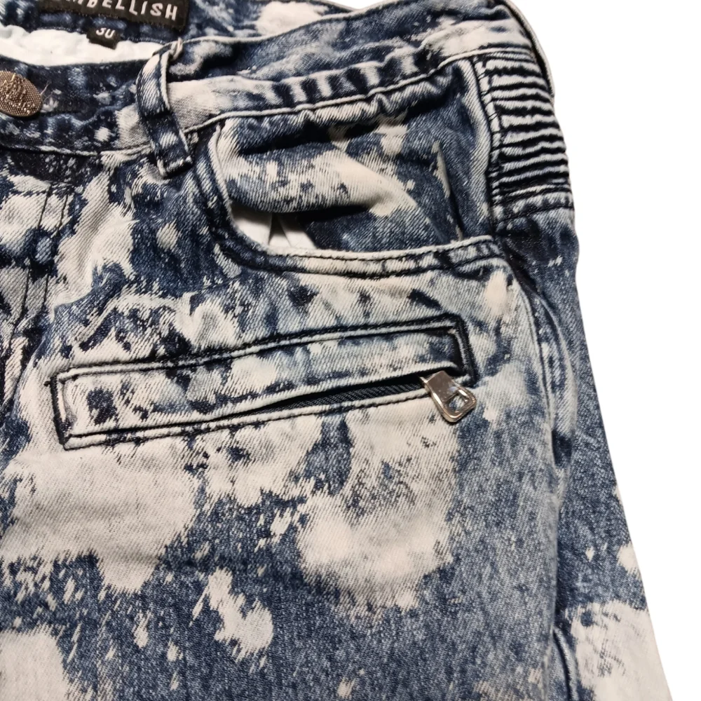 EMBELLISH MEN'S SIZE 30×32.5 CLASSIC ACID WASHED JEANS.